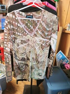 Women's V-Neck Long Sleeve Printed Top in Brown and Cream Bin 7